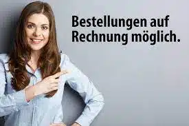 Frau zeigt auf "Bestellungen auf Rechnung möglich".