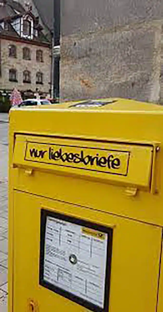 Briefkasten der Post mit Aufschrift "nur Liebesbriefe"