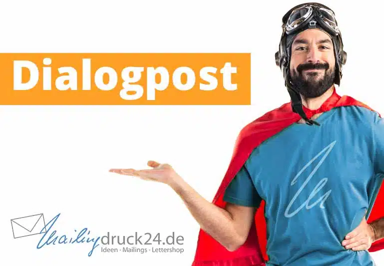 Ein freundlicher Mailingsdrucker trägt das Werbeschild zum Thema Dialogpost